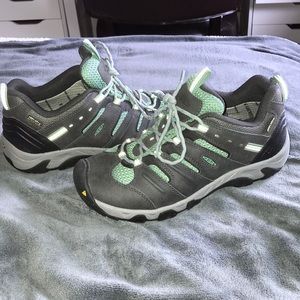 Women’s waterproof hikers